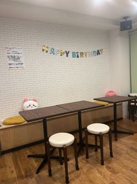 テーブル席はパーティ用以外にも、コワーキングスペースや会議のデスクとしてもご利用ください。 - スナックmie 新宿5丁目スナック mie (みえ)の室内の写真