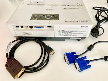 ・VGAケーブル
・hdmi→VGA変換ケーブル
があります。
その他の接続方法は各自でご用意ください。

 - シス＠名駅 レンタルスペースの設備の写真