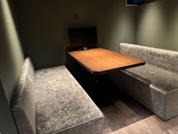 複数人での作業や打ち合わせに最適です。 - BasisPoint 八王子店 【6名BOX席A】八王子エリアの室内の写真