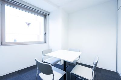 4名様でご利用いただける会議室です。 - 恵比寿アントレサロン 4名会議室の室内の写真