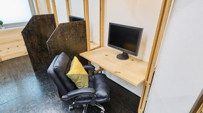 24インチのEIZOモニタもご利用いただけます（台数に限りがあります、また動作を保証するものではありません） - コワーキング東銀座の室内の写真