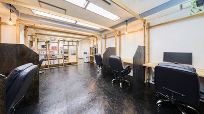 大きめなデスク＆モニタと ゆったりとしたチェア、歌舞伎座の裏手にある小さなコワーキングスペースでおくつろぎいただけます。 - コワーキング東銀座