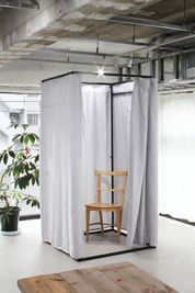 フィッティングルーム自立タイプ
1000×1000ｍｍのゆったりスペース
中に洋服がかけられます。 - misc. ギャラリーmisc. / 多目的スペースmisc.の設備の写真