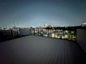 夜景を望む（池袋方面） - ルーフバルコニー 360°の大眺望を確保したルーフバルコニー(100㎡以上)の室内の写真
