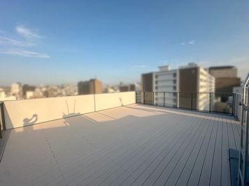 覗かれることのないスペース - ルーフバルコニー 360°の大眺望を確保したルーフバルコニー(100㎡以上)の室内の写真