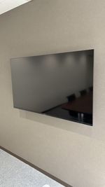 50インチのモニター完備しているので、無線接続または有線ケーブルのいずれでも共有可能です。会議やプレゼンテーションに便利にご利用いただけます。 - 博多駅JSビル貸会議室 博多駅JSビル　貸会議室の室内の写真