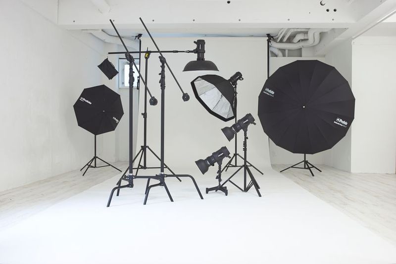 Profoto D1 3灯ほか純正アクセ付属、ブーム・カポック完備。機材費込みで手ぶら撮影可能。 - スタジオエモーティフの設備の写真