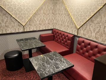 テーブル席6名 - 【栄・矢場町徒歩5分】イベント・パーティー最適【貸切BAR】の室内の写真