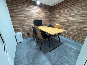 コワーキング新潟弁天 4C 1～4人用ブースの室内の写真