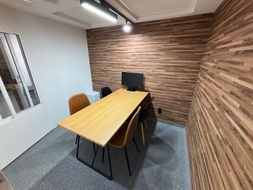 コワーキング新潟弁天 4C 1～4人用ブースの室内の写真