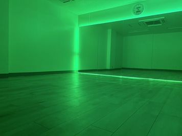 LEDライト（グリーン） - スタジオPALETTEお茶の水店 お茶の水ダンススタジオの室内の写真
