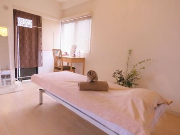 施術ベッド（昇降タイプ）、タオルウォーマーあり - Mlralbl（ミライビ） 仙台青葉通り一番町徒歩5分｜完全個室レンタルジム＆サロンの室内の写真