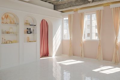 東京都内の撮影スタジオには珍しい、
2連のアーチ棚をご用意しました✨
奥行きがしっかりあるので
プロップを沢山ディスプレイしていただけます - STUDIO　ROLANの室内の写真