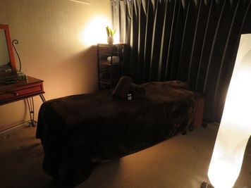 施術部屋(明るさの調整可能) - Brainレンタルサロン 吉祥寺駅徒歩3分/ベット・タオル等備品充実付きレンタルサロンの室内の写真