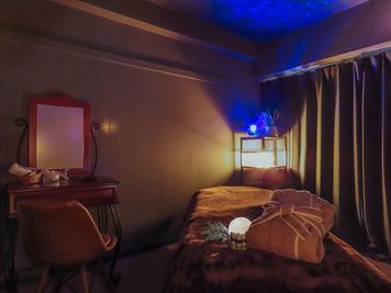 施術部屋(プラネタリウム調可能) - Brainレンタルサロン 吉祥寺駅徒歩3分/ベット・タオル等備品充実付きレンタルサロンの室内の写真