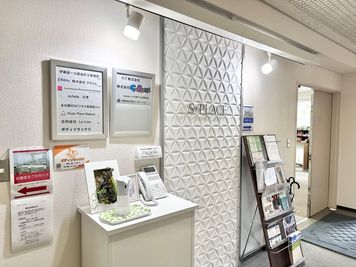 エレベーターで５階までお越しください。
受付は向かって右の扉になります。 - S ＊PLACE 名古屋駅前 大会議室の入口の写真