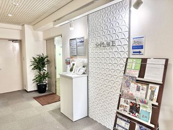 エレベーター正面が会議室入り口になります。 - S ＊PLACE 名古屋駅前 大会議室の入口の写真