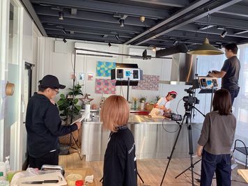 【利用事例の紹介】
アイランドキッチンを活用したテレビ撮影
※写真はイメージです。 実際のレイアウト・設備など異なる場合がありますので、ご注意ください。
 - U-SPACE　千葉店 Living1のその他の写真