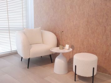 カウンセリングスペース
現在は机がございます。 - Kalonginza 【14畳完全個室♪】広々白亜のサロンが大人気！の室内の写真