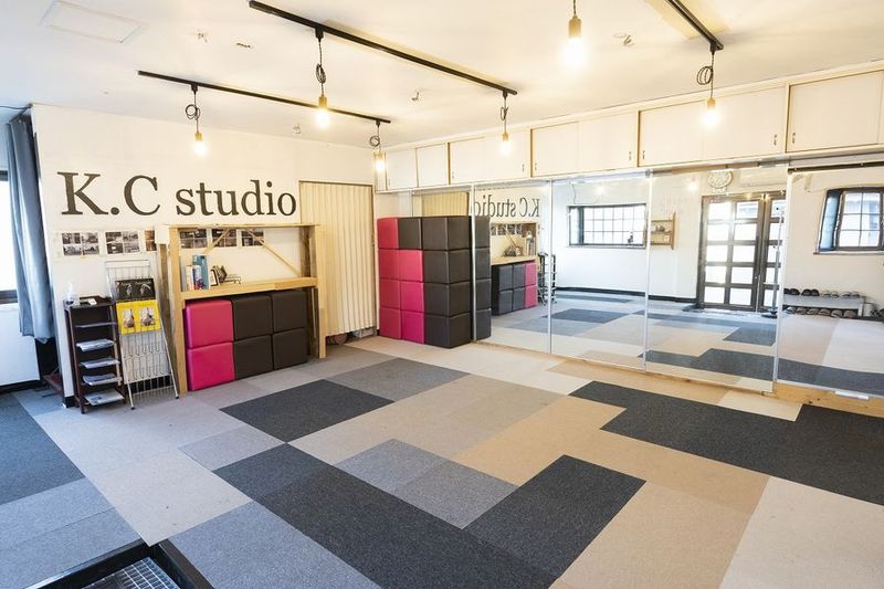 教室から発表会まで対応。鏡面リノ床とホールが魅力の貸空間 - 武庫川KCスタジオ