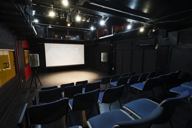 教室から発表会まで対応。鏡面リノ床とホールが魅力の貸空間 - 武庫川KCスタジオ