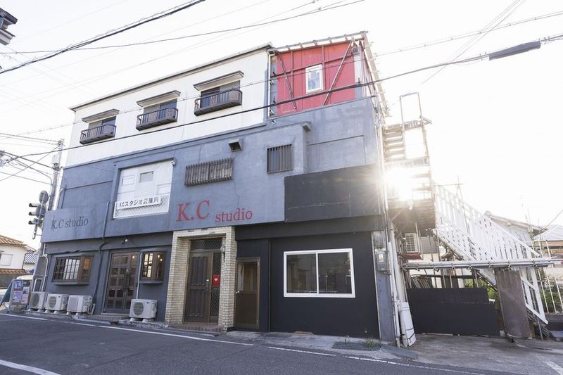 教室から発表会まで対応。鏡面リノ床とホールが魅力の貸空間 - 武庫川KCスタジオ