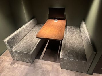 複数人での作業や打ち合わせに利用される方が多いです。 - BasisPoint 八王子店 【6名BOX席B】八王子エリアの室内の写真