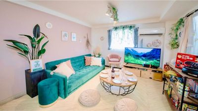 8人でもゆったりお座りいただけます。インテリアデザイナー監修の可愛いお部屋でまったりお過ごしいただけます。 - WITH YOUあたしんち新大阪 《WITH YOUあたしんち》レンタルスペース新大阪1号店の室内の写真