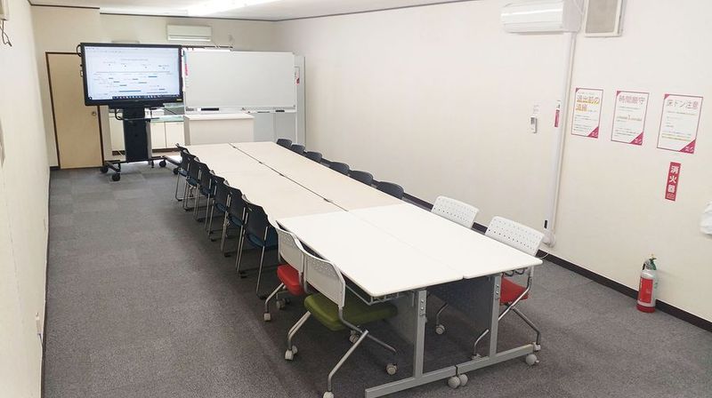 ■島型レイアウト(タテ型)
・16名迄ご着席してご利用頂けます。
・おすすめ用途：会議、打合せ、商談など - 多摩最大級「30名」着席 駅徒歩1分 駐車場10秒 備品利用無料 多摩地区最大級【30名】着席できる貸し会議室　小金井スペースの室内の写真