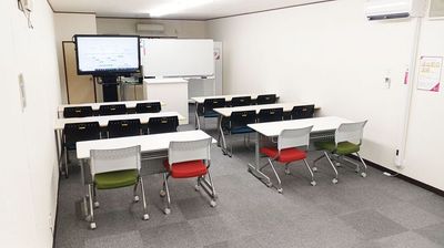 ■スクール型レイアウト(タテ型)
・16名迄ご着席してご利用頂けます。
・おすすめ用途：セミナー、勉強会、講演会、学習塾などに最適にレイアウトです。 - 多摩最大級「30名」着席 駅徒歩1分 駐車場10秒 備品利用無料 多摩地区最大級【30名】着席できる貸し会議室　小金井スペースの室内の写真
