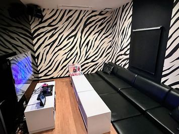 カラオケ コート・ダジュール甲府昭和店 カラオケ　ゼブラルームの室内の写真