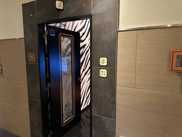 カラオケ コート・ダジュール甲府昭和店 カラオケ　ゼブラルームの室内の写真