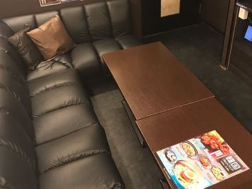 カラオケ コート・ダジュール横浜鶴屋町店 カラオケ　VIPルームの室内の写真