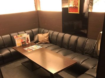 カラオケ コート・ダジュール横浜鶴屋町店 カラオケ　VIPルームの室内の写真