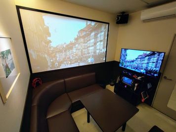 カラオケ コート・ダジュール上越店 カラオケ　プロジェクタールームの室内の写真