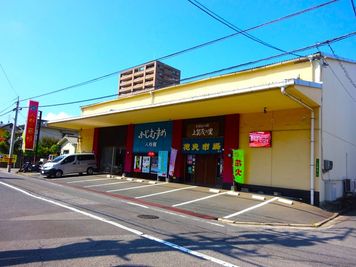 店舗正面（路面）に７台分の駐車スペースがあります。 - レンタルスペース「人形の藤娘」 催事・販促レンタルスペースの外観の写真