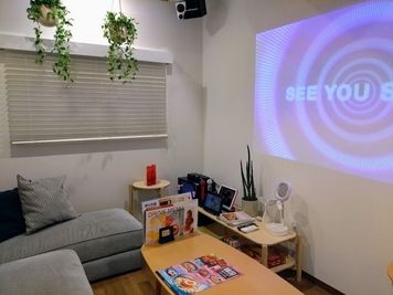 カラオケ コート・ダジュール海老名店 カラオケ　プライベートリビングの室内の写真