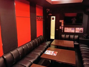 カラオケ コート・ダジュール岡山店 カラオケ　ライブルームの室内の写真