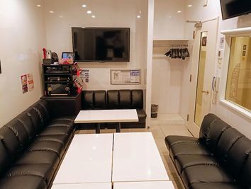 カラオケ コート・ダジュール岡山店 カラオケ　スーパーステージルームの室内の写真