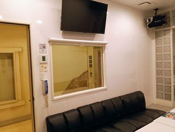 カラオケ コート・ダジュール岡山店 カラオケ　スーパーステージルームの室内の写真