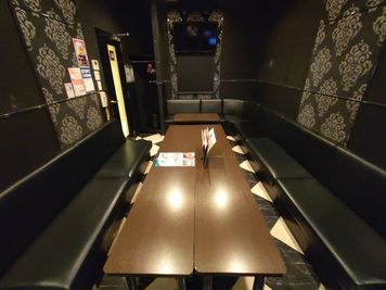 カラオケ コート・ダジュール上越店 カラオケ　ブラックスタイリッシュルームの室内の写真
