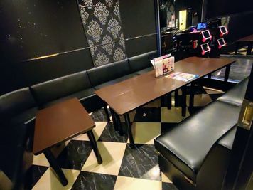 カラオケ コート・ダジュール上越店 カラオケ　ブラックスタイリッシュルームの室内の写真