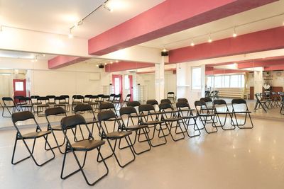 着座２５名様でのトークショーや、朗読会、セミナーなどにお使いいただけます - スタジオ白猫屋　経堂Ｒ店 経堂レンタルダンススタジオの室内の写真