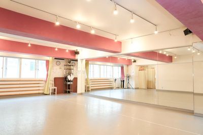二面鏡と、BOSEのスピーカーでダンスレッスンにぴったりです
 - スタジオ白猫屋　経堂Ｒ店 経堂レンタルダンススタジオの室内の写真