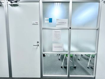 会議室入り口正面　大会議室 - S ＊PLACE 名古屋駅前 大会議室の入口の写真