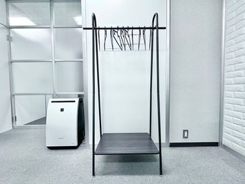 服掛けもあります - S ＊PLACE 名古屋駅前 大会議室の設備の写真