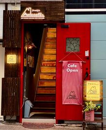 ミスタードーナツさん上階/2.3仲通入口の赤いドアが目印 - Attic cafe(アティックカフェ) レンタルスペース１棟の外観の写真