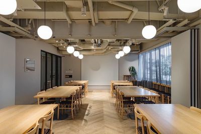 プロジェクター、マイク完備（使用料無料）
会議やセミナーに。 - モアザンバンケット THE KNOT ShinjukuのBANQUETスペースの室内の写真