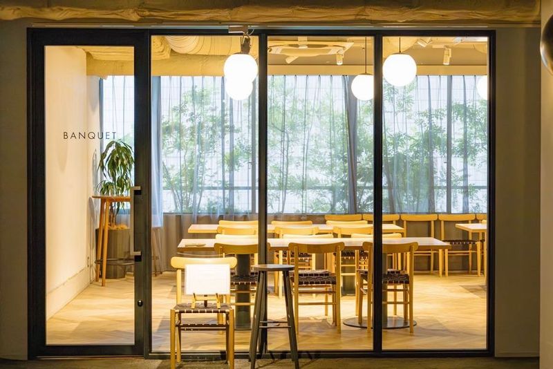 THE KNOT TOKYO Shinjuku内の2階のあるイベントスペースです。 - モアザンバンケット THE KNOT ShinjukuのBANQUETスペースの室内の写真