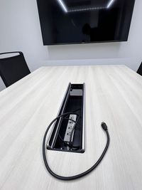 コンセントタップ、有線LANケーブル、HDMIケーブル有り。 - コワーキングスペースMangrove 【8名会議室】RoomBの設備の写真